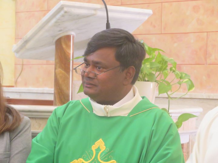 P. Rajesh Philip incontra i genitori dei bambini del catechismo per un momento di riflessione