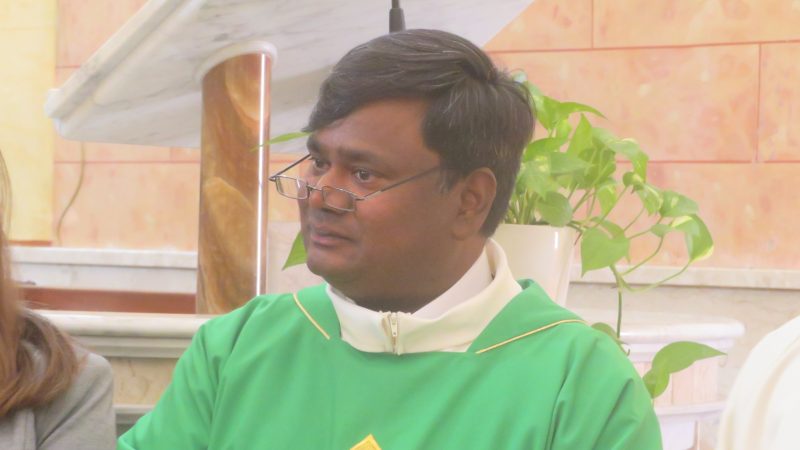 P. Rajesh Philip incontra i genitori dei bambini del catechismo per un momento di riflessione