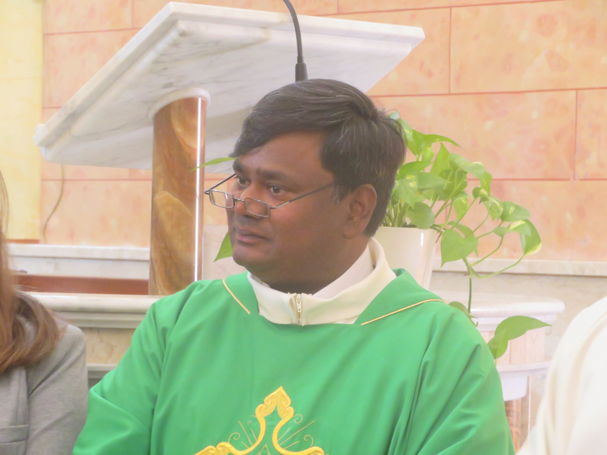P. Rajesh Philip incontra i genitori dei bambini del catechismo per un momento di riflessione